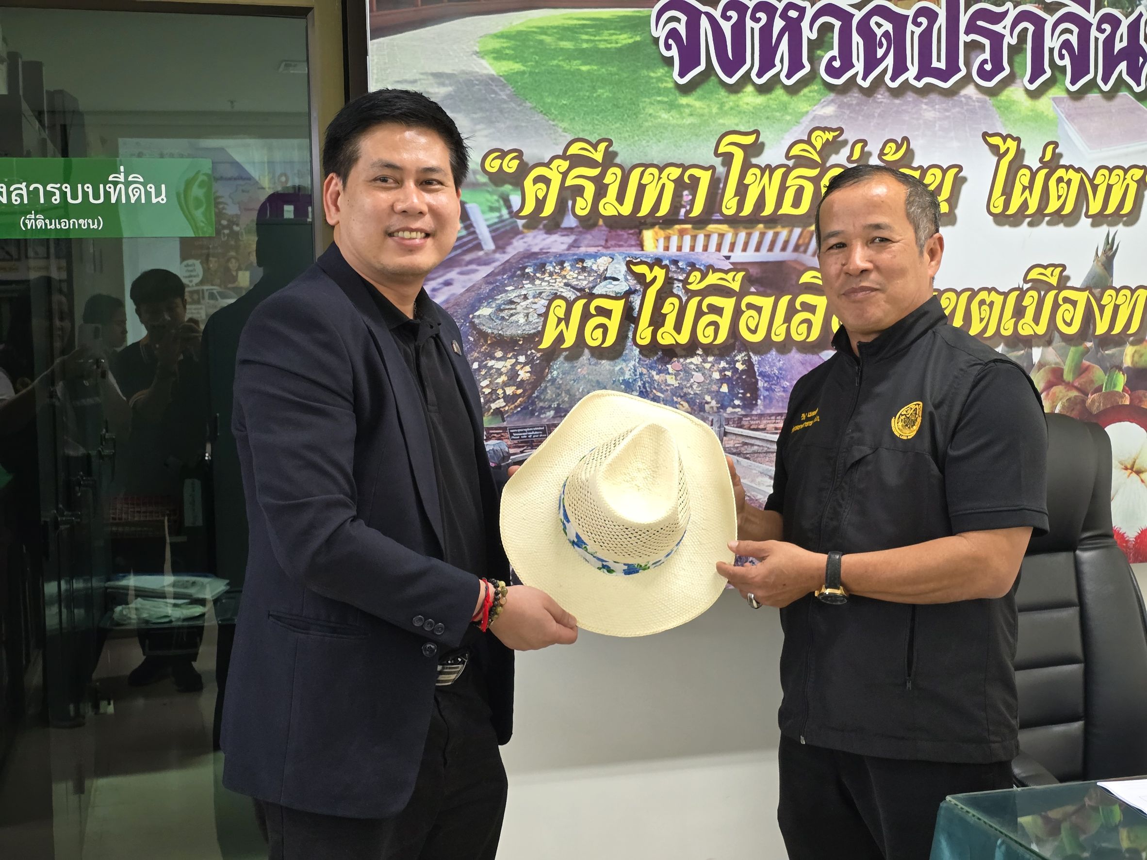 title - วันที่ 13 สิงหาคม 2569 เวลา 14.00 น. นายวิทูล ประดิษฐบุญ ปฏิรูปที่ดินจังหวัดปราจีนบุรี พร้อมด้วย ผู้อำนวยการกลุ่ม/ฝ่าย และเจ้าหน้าที่ ส.ป.ก.ปราจีนบุรี ให้การต้อนรับและเข้าร่วมประชุมพร้อมรายงานผลการดำเนินงานตามแผนงาน/โครงการ ผลการเบิกจ่ายเงินงบประมาณ ประจำปีงบประมาณ พ.ศ. 2569 และรายงานปัญหาอุปสรรค